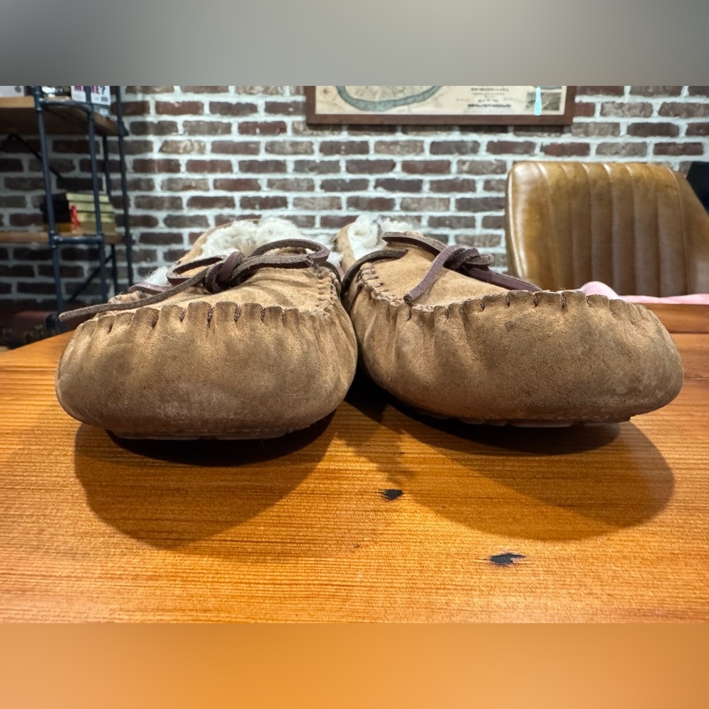 Used like new Ugg Dakota Slippers. - Picture 4 of 6